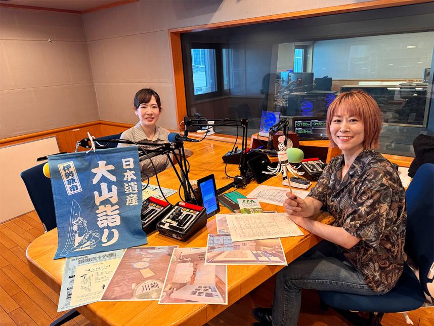 ラジオ写真(FMヨコハマスタジオにて、県立図書館の奥村さんと金子パーソナリティと大山布まねき)