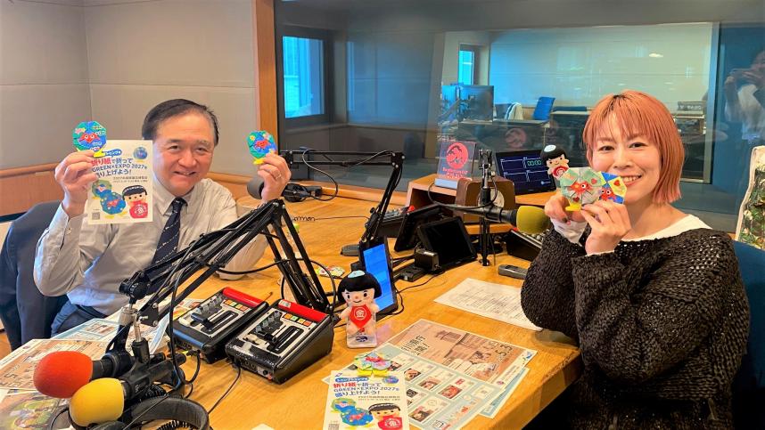 ラジオ写真（スタジオにて、マイトゥンクトゥンクを持つ黒岩知事と金子パーソナリティ）