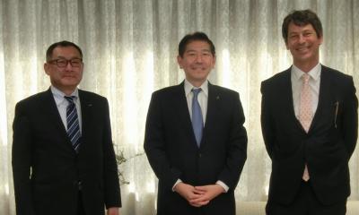 左から小野寺副議長、佐藤議長、ジョン・ベアード部長の写真