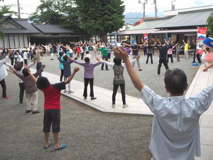 伊勢原市のチャレンジデーの様子「みんなで体操」