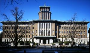 正面から見た神奈川県庁本庁舎外観の写真