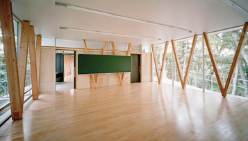 聖ステパノ学園中学校教室棟「森の中の教室」  内観