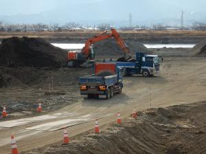二級河川酒匂川河床掘削工事の掘削搬出状況画像