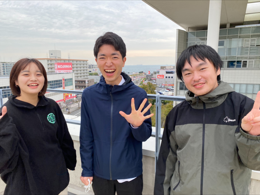 県立保健福祉大学生徒の集合写真