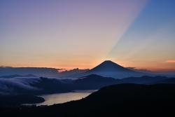 芦ノ湖に流れる滝雲と反薄明光線