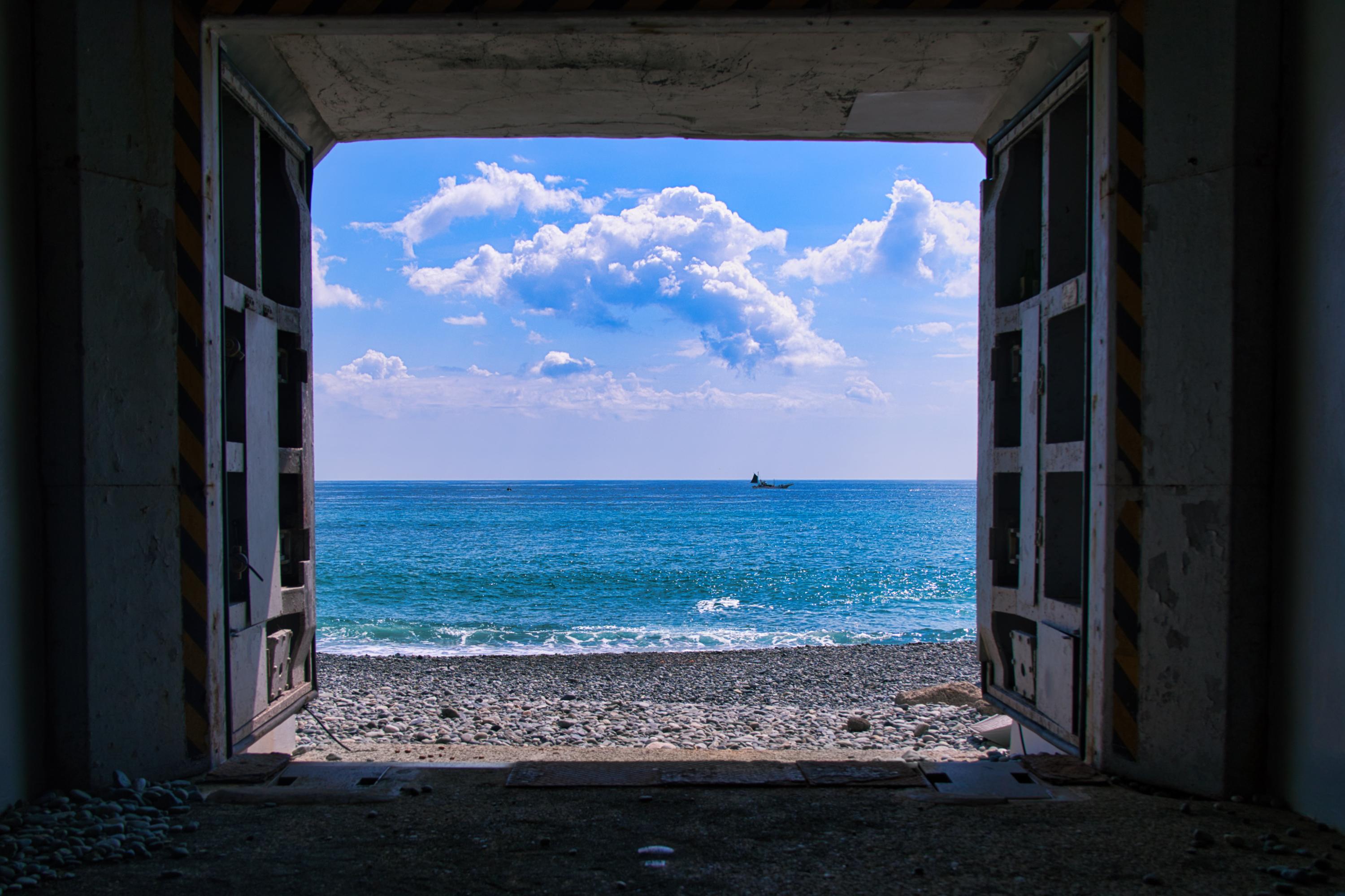 海につながるトンネル