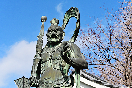 星谷寺の仁王像のアップ写真