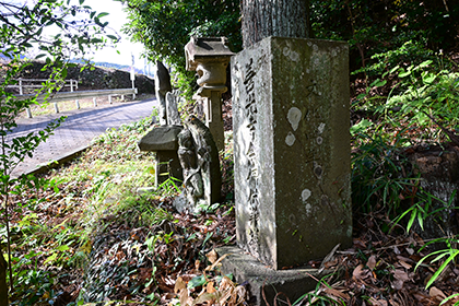 鳥居横の石碑2