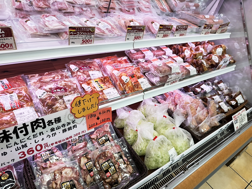 店内にある商品陳列棚の風景