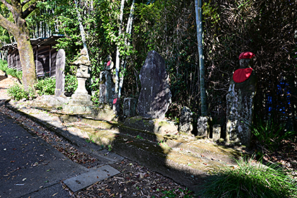 おみ坂横にある石仏