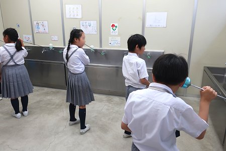 水道教室　2019年　聖セシリア小学校　音聴棒体験