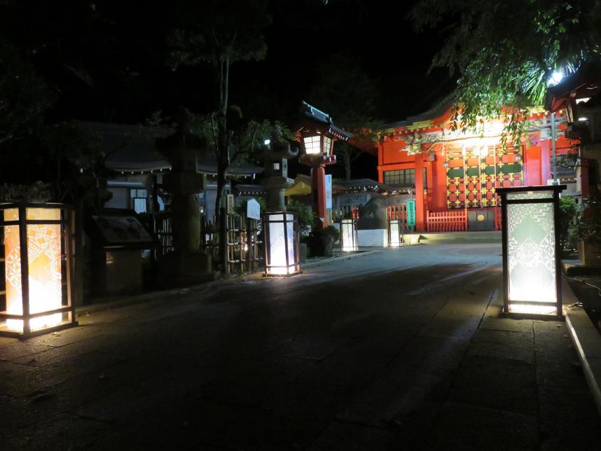 江島神社中津宮と灯篭