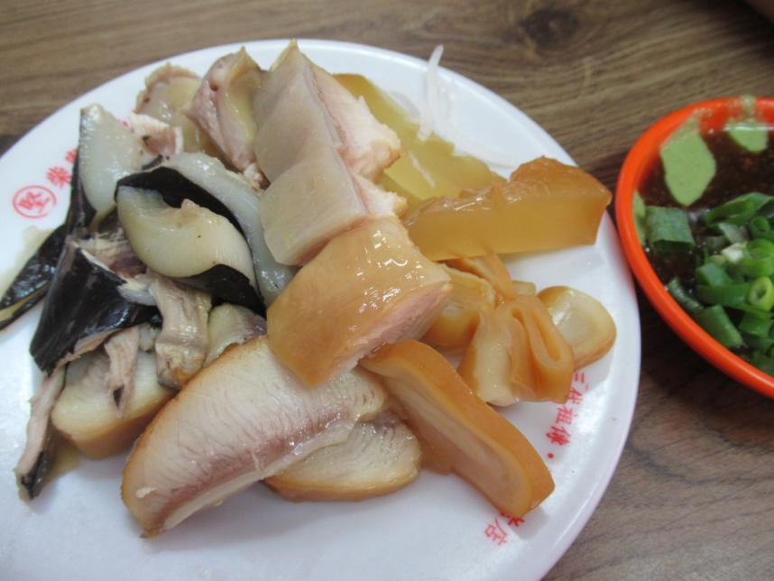 台湾のサメのくん製、いろいろな部位の盛り合わせ