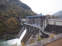 展望台からのダムの画像