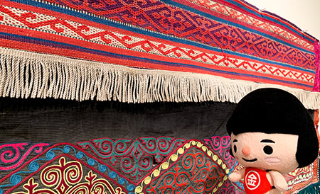 カザフの人たちは、こんなにきれいな布で室内を飾っているんだね。