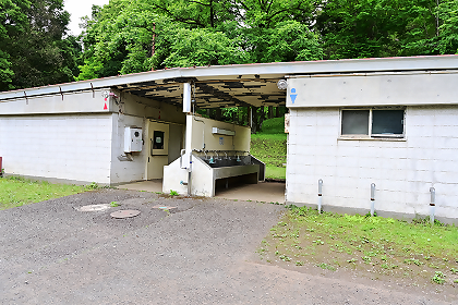 野外炊事場に設置してあるトイレの様子