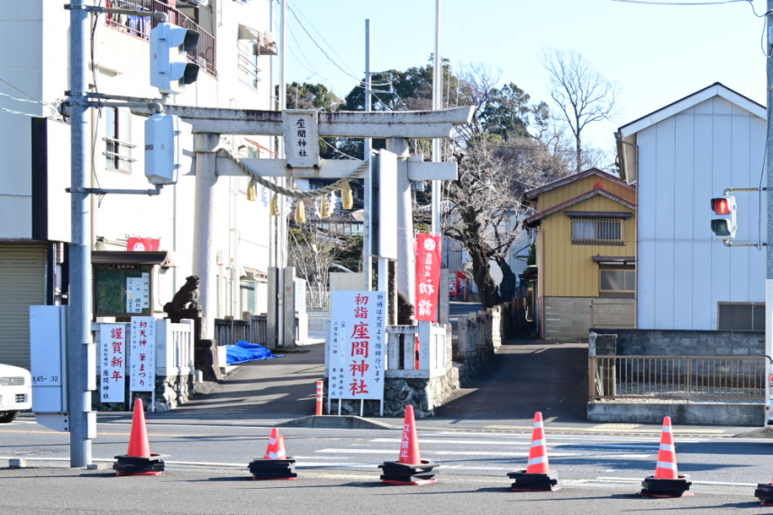 R64から見える鳥居の写真