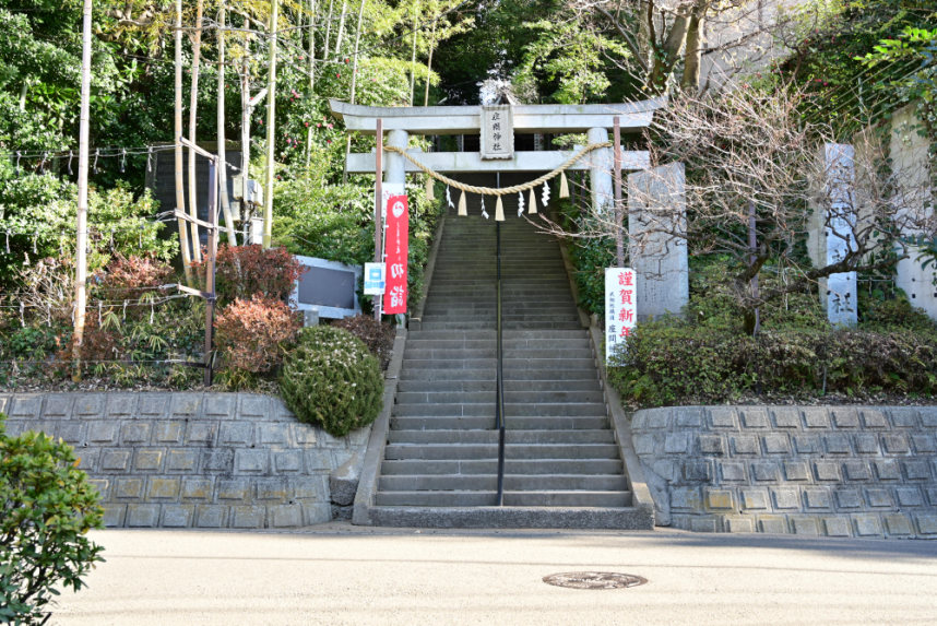 中間の鳥居と本殿へ続く石段の写真