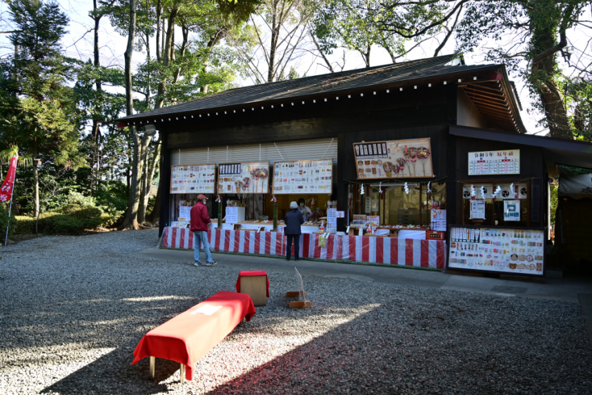 境内にあるお守り売場の写真