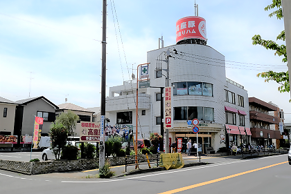主要道路側からの店舗の外観