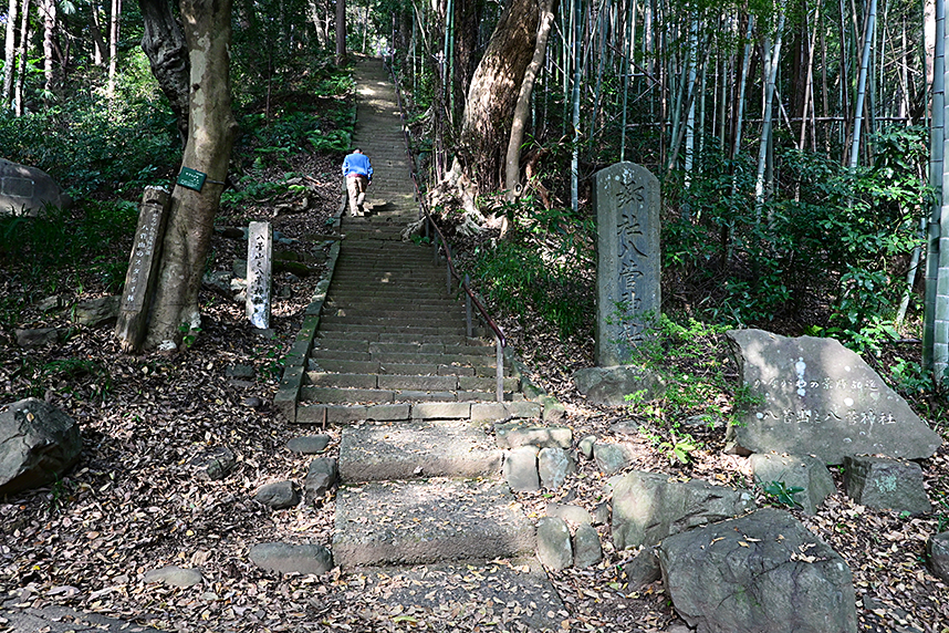 八菅神社に続くおみ坂