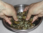 写真：脱塩、脱水したキュウリとせん切りしたショウガを混ぜるボウルに入れて、混ぜる