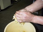 写真：ギュッと絞って水気を切る