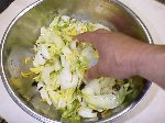 写真：昆布、ユズの皮の細切、ユズのりと果汁を入れて混ぜ合わせる