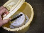 写真：1から2kgの重石をのせる