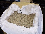 写真：発酵機の敷布に平らに広げる