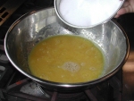 写真：15）の鍋に入れたナツミカンに砂糖を加える