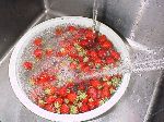 写真：イチゴの表面をサッと洗う