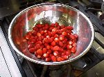 写真：イチゴをステンレス製の大きな鍋に入れ、200mlくらいの水を加える
