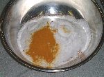 写真1：塩、ふすま、ウコンを混ぜ合わせる