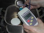 写真：温度計でピューレの中心温度測定