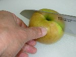 写真：リンゴを縦半分に切る