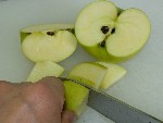 写真：リンゴを5mm厚に切る