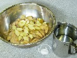 写真：鍋に入れたリンゴに水を加える