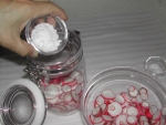 写真：分量の半分の塩と砂糖を振り入れる