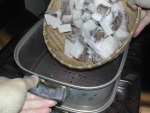 写真：切ったコンニャクイモを蒸し器に入れる