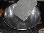 写真：大きな鍋に湯を沸かす