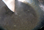 写真：砂糖を全部加え、焦げ付かないように鍋底からかき混ぜながら加熱する
