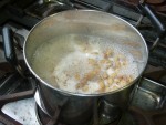 写真：鍋にはたっぷりの水を入れてラッカセイを茹でる