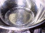 写真：鍋に水250mlくらいを入れて沸騰させる