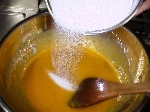 写真：果肉が沸騰したら、分量の砂糖を入れる