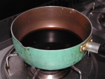調味液の原料を鍋に入れて加熱