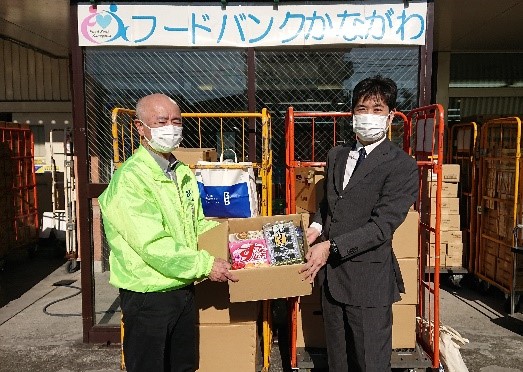 令和3年度に神奈川県庁で集めた食品を、フードバンクかながわに寄贈している様子