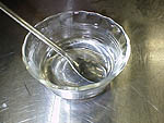 写真：水酸化カルシウムを使うときはコンニャク芋1kgに対し7gを加えて下さい