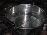 写真：たっぷりの沸騰水を準備する