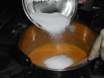 写真：ミカンの下煮が終了したら、分量の砂糖を全部加えます